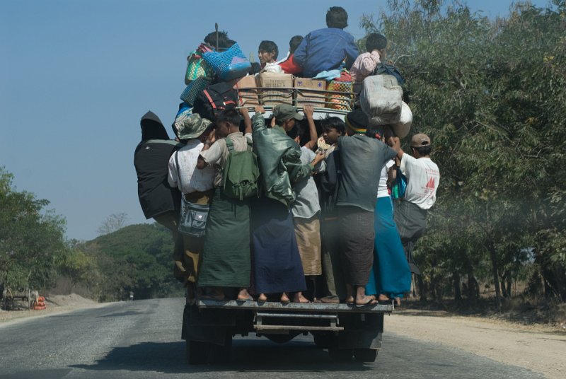 _CHI5169.jpg - wieviele menschen kann ein pick-up transportieren? ohne fahrer zählten wir 42